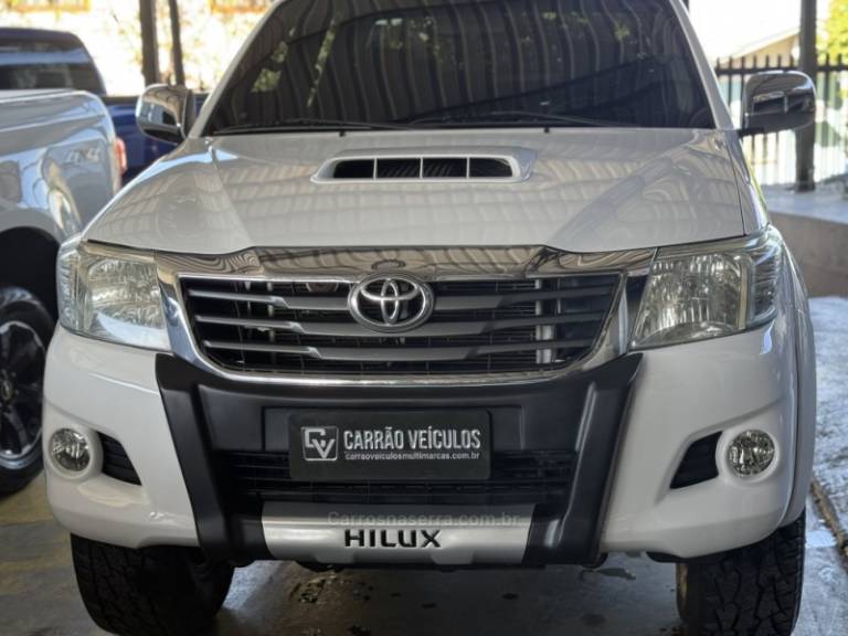 TOYOTA - HILUX - 2015/2015 - Branca - R$ 129.900,00