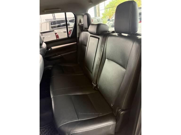 TOYOTA - HILUX - 2017/2017 - Cinza - R$ 184.900,00