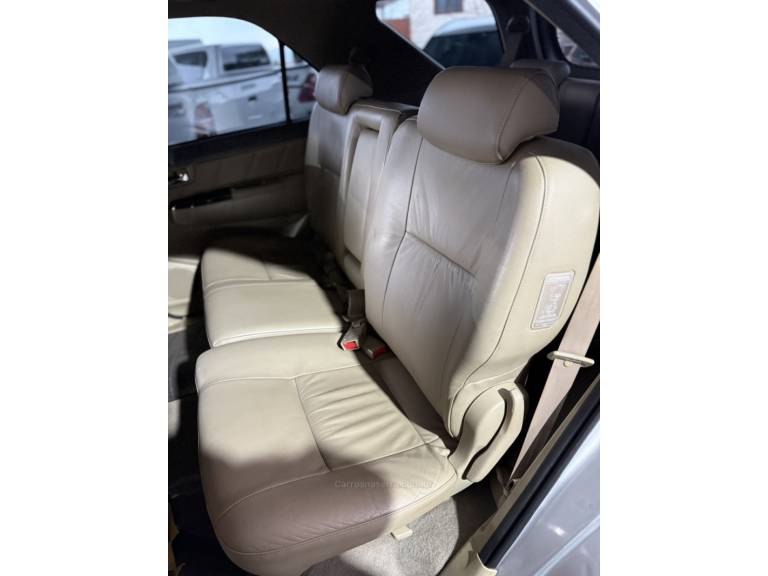 TOYOTA - HILUX SW4 - 2012/2012 - Prata - R$ 144.900,00