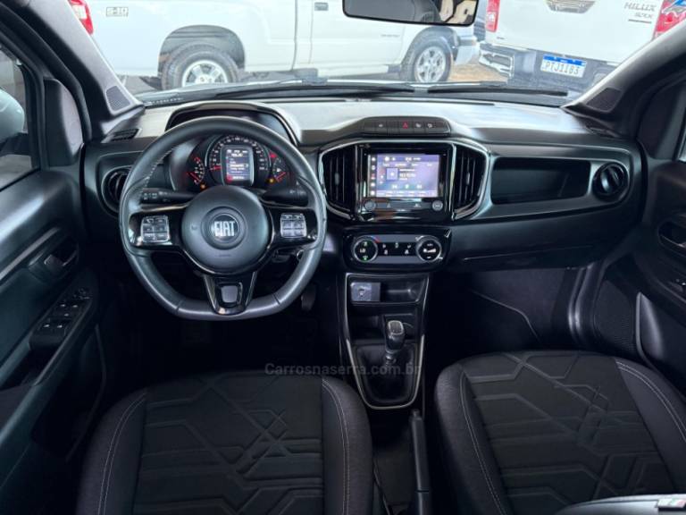 FIAT - STRADA - 2022/2023 - Prata - R$ 119.900,00