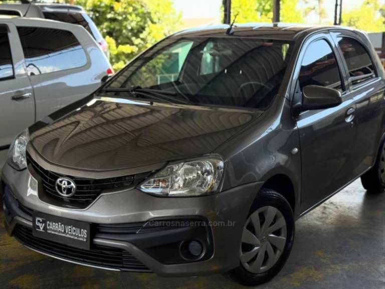 TOYOTA - ETIOS - 2018/2018 - Cinza - R$ 59.900,00