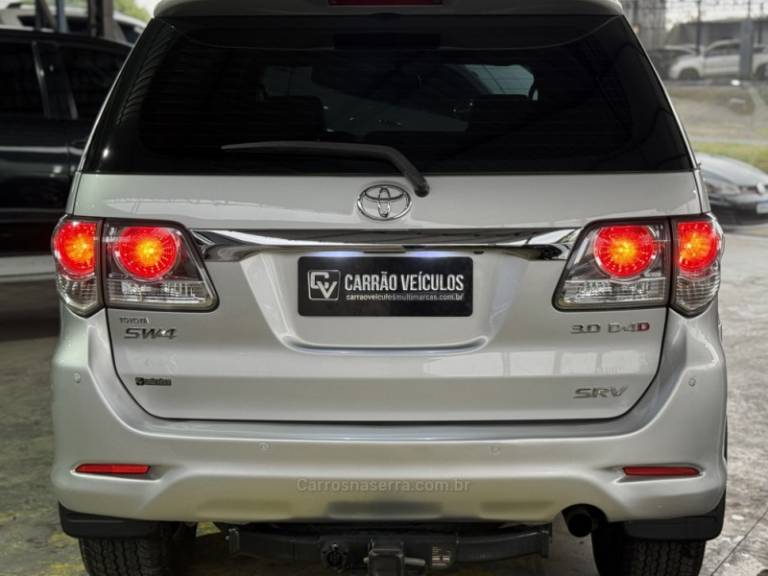 TOYOTA - HILUX SW4 - 2012/2012 - Prata - R$ 144.900,00