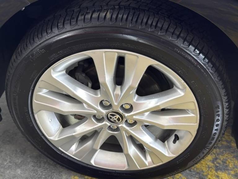 TOYOTA - COROLLA - 2017/2018 - Preta - R$ 109.900,00