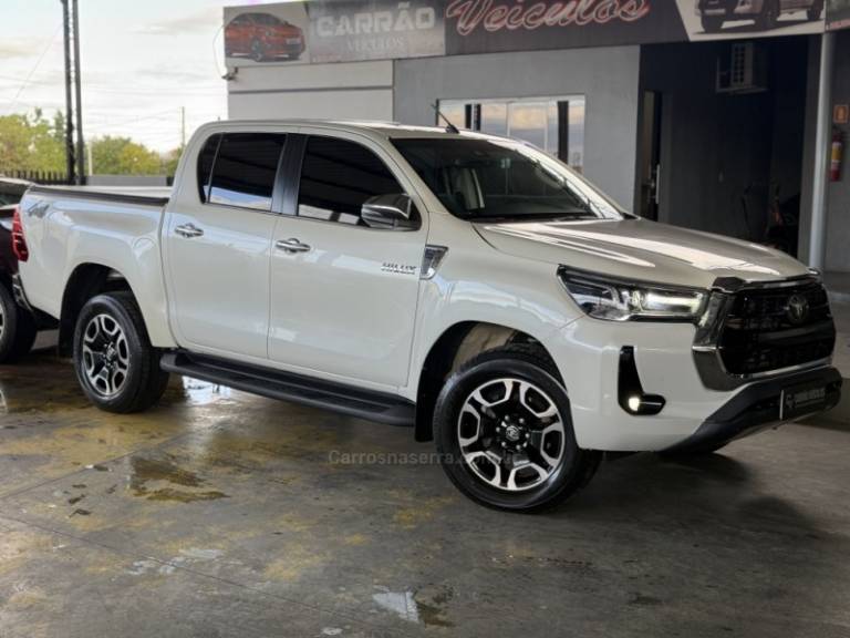 TOYOTA - HILUX - 2021/2021 - Branca - R$ 249.900,00