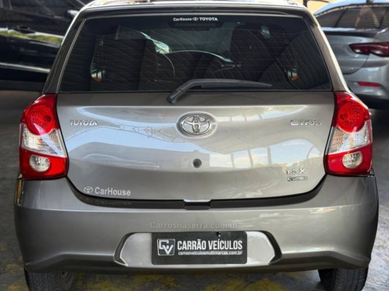 TOYOTA - ETIOS - 2018/2018 - Cinza - R$ 59.900,00