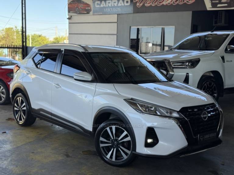 NISSAN - KICKS - 2022/2023 - Branca - R$ 114.900,00