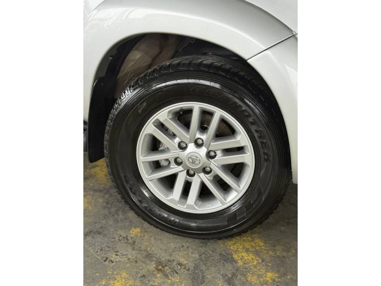 TOYOTA - HILUX SW4 - 2012/2012 - Prata - R$ 144.900,00