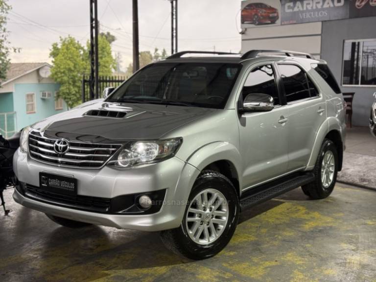TOYOTA - HILUX SW4 - 2012/2012 - Prata - R$ 144.900,00