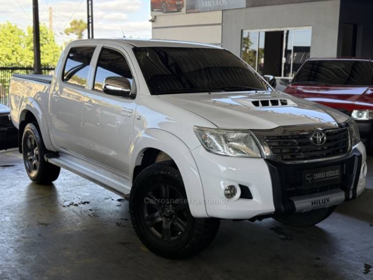 TOYOTA - HILUX - 2015/2015 - Branca - R$ 129.900,00