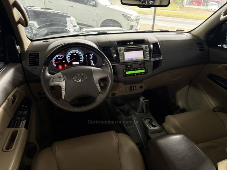 TOYOTA - HILUX SW4 - 2012/2012 - Prata - R$ 144.900,00